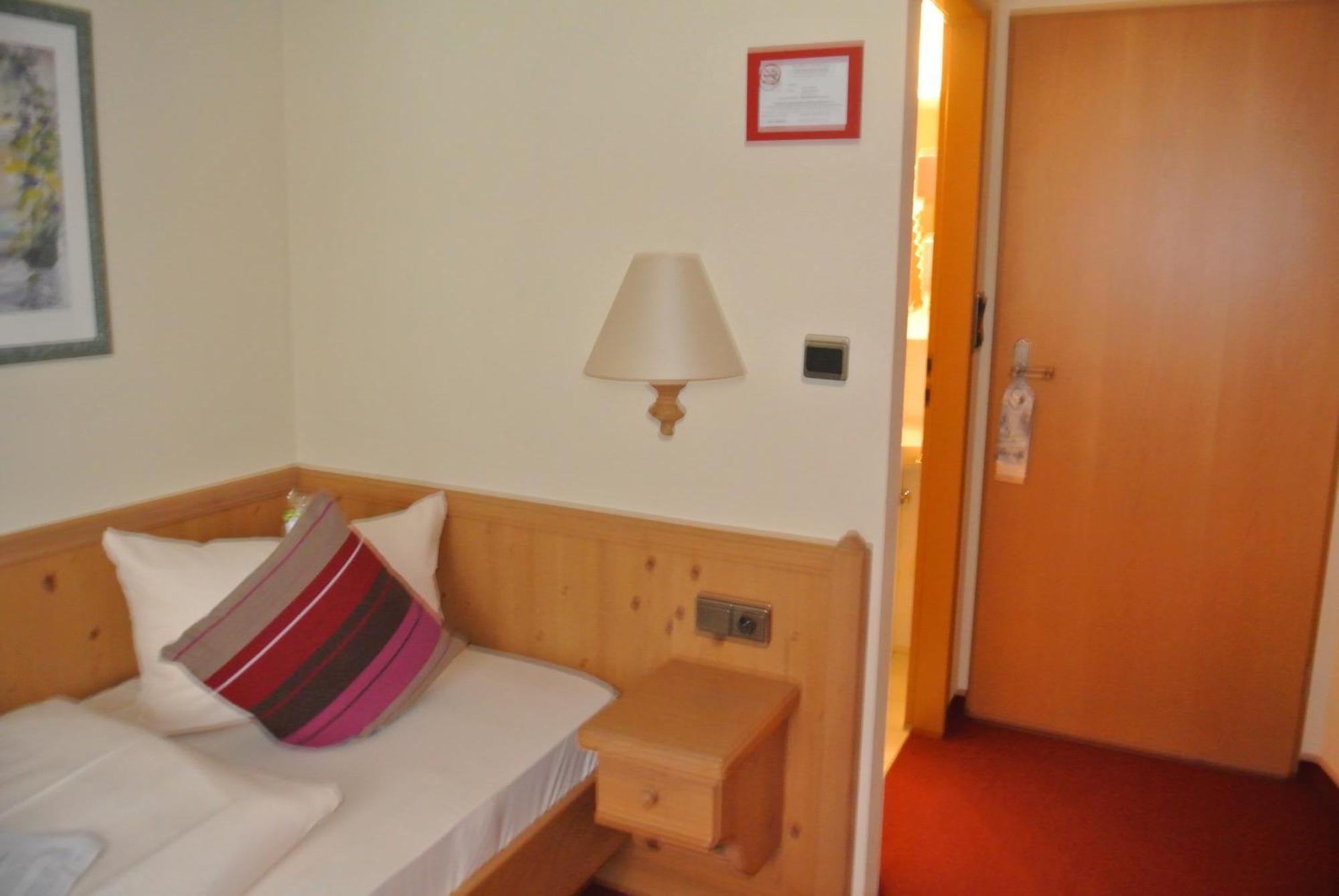 Akzent Hotel Am Bach Dettelbach Habitación foto